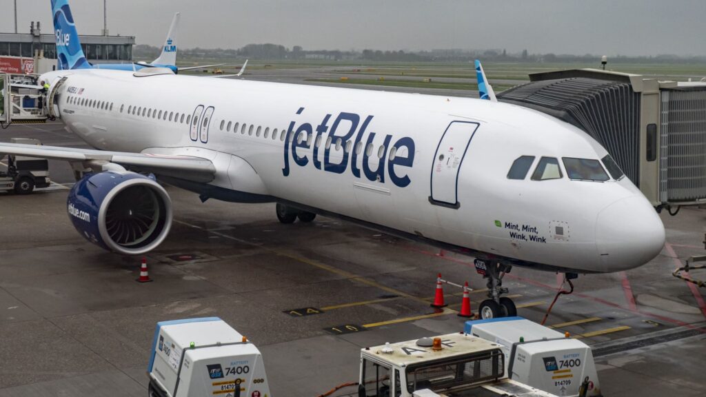 JetBlue leikkaa kannattamattomia reittejä, säätelee Euroopan lentoja