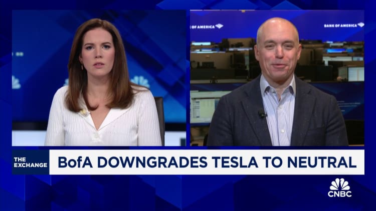 Tesla: Tästä syystä Amerikan keskuspankki alentaa osakkeen neutraaliksi