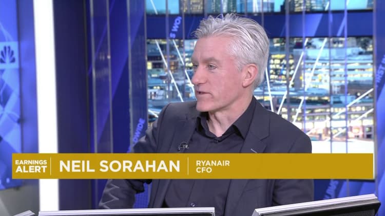 Ryanairin talousjohtaja sanoo olevansa pettynyt jälleen leikkaamaan matkustajamääriä