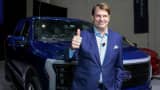 Ford Motor Co. toimitusjohtaja Jim Farley antaa peukalon merkinnän ennen Ford Motorin ilmoittamista yhteistyössä kiinalaisen Amperex-tekniikan kanssa rakentaakseen koko sähköajoneuvon akkutehtaa Michiganiin Marshalliin, Michiganissa, Michiganissa 13, 2023.