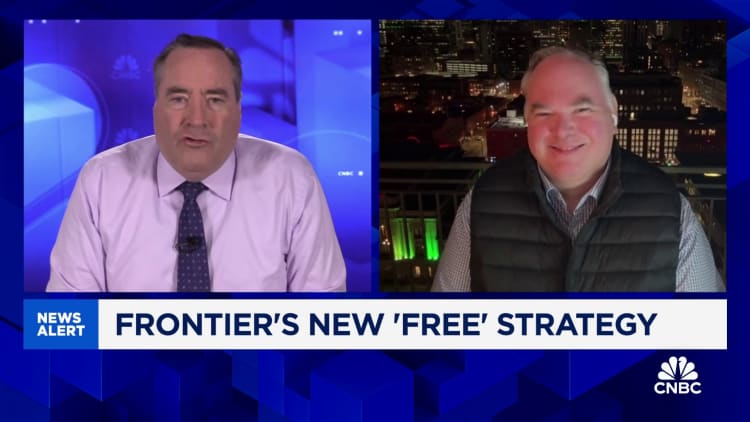 Frontier Airlinesin toimitusjohtaja Barry Biffle uudessa