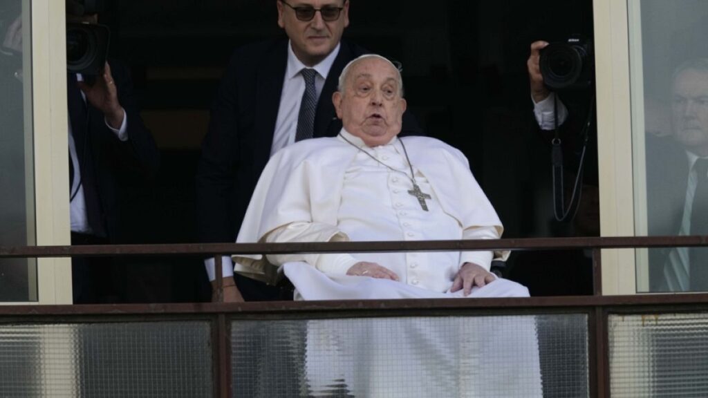 Paavi Francis lähtee sairaalasta viiden viikon hoidon jälkeen keuhkokuumeelle