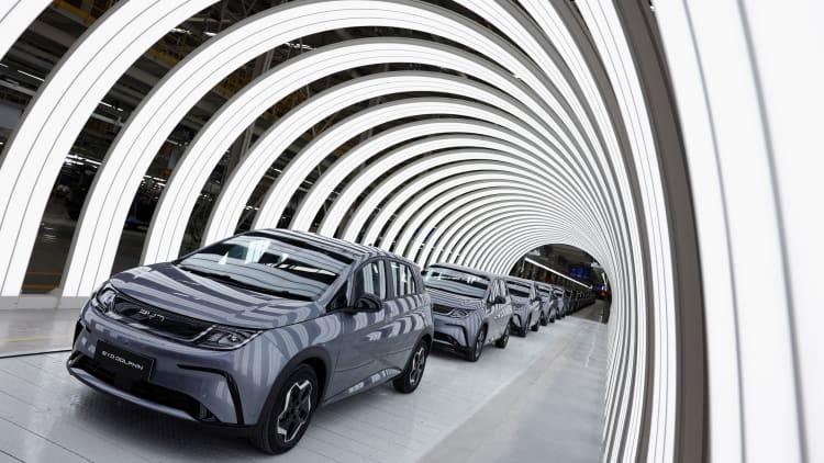 Miksi jotkut sähköajoneuvojen tutkijat suhtautuvat skeptisesti BYD: n nopeasti palkattuun tekniikkaan