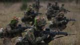 Saksan asevoimien Bundeswehrin uusien armeijan rekrytoinnit peruskoulutuksen aikana 29. marraskuuta 2022 lähellä Prenzlaua, Saksa.