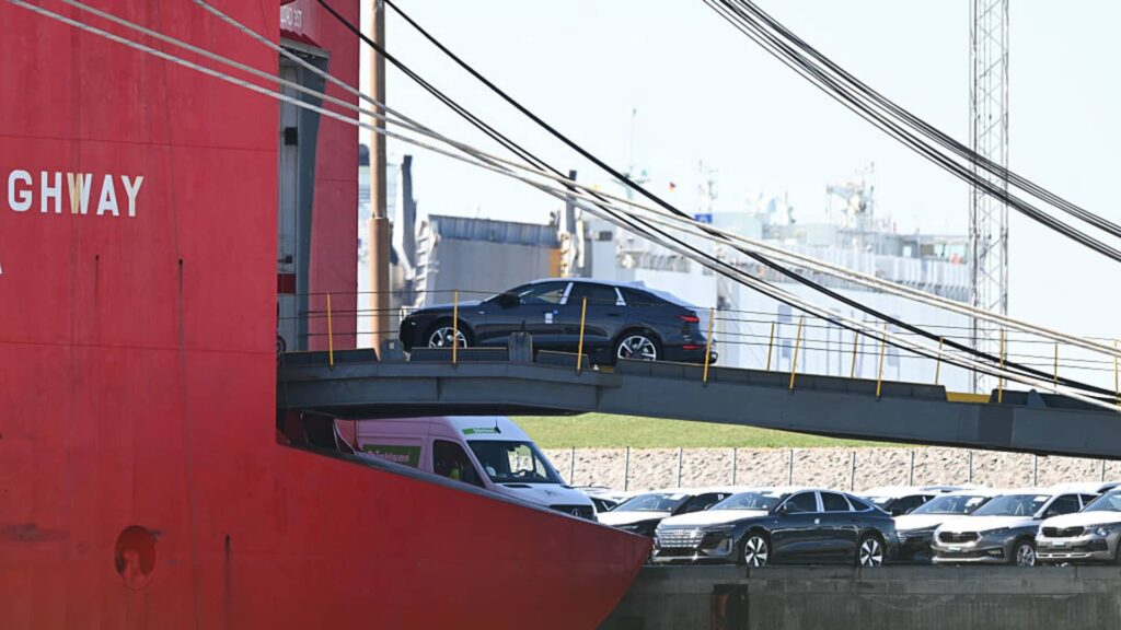 Autojättilät vastaavat Trump -tariffeihin hintakorotuksilla ja lomautuksilla