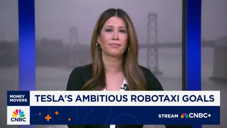 Tesla vs. Waymo: Musk epäilee Googlen Robotaxi -strategiaa