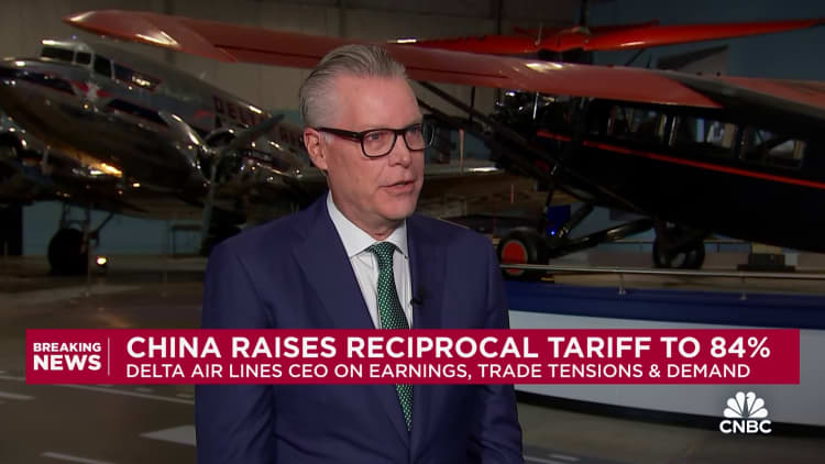 Delta Air Linesin toimitusjohtaja Ed Bastian: Me toimimme ikään kuin menemme taantumaan