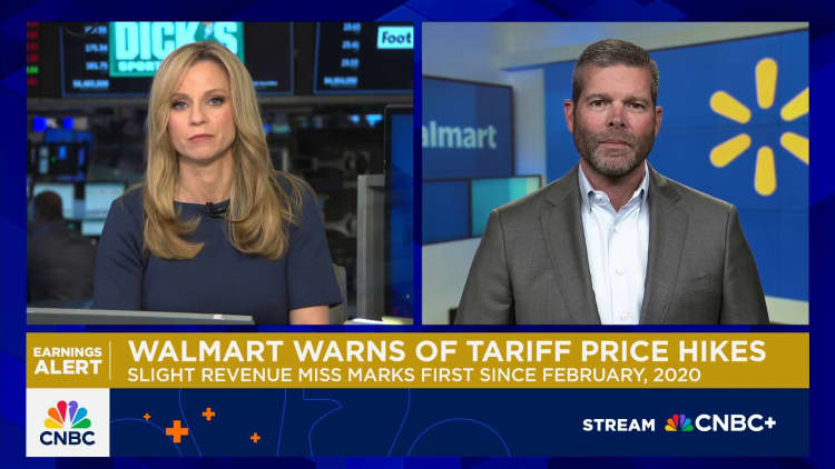 Katso CNBC: n koko haastattelu Walmart CFO John David Raineyn kanssa