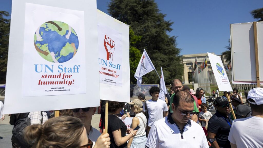Lähes 500 työntekijää protestoi YK: n budjettileikkauksia, kun yhdysvaltalainen asteikko on humanitaarisia varoja