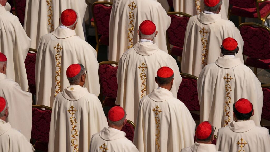 ‘Ilmapiiri täynnä toivoa’: Kardinaalien edeltävät kokoukset jatkuvat Vatikaanissa