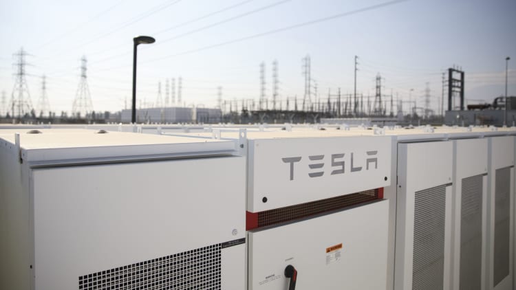 Teslan Megapack -järjestelmä, joka tallentaa energiaa hyödyllisyyteen