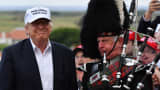 Päällikkö käyttää perinteistä mekkoa Donald Trumpin vieressä saapuessaan Trump Turnberry -keskukseen 24. kesäkuuta 2016 Ayrissä, Skotlannissa.
