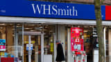 Yleisön jäsenet kävelevät WH Smith Plc: n sivukonttorin ohi Orpingtonissa 23. tammikuuta 2025 Lontoossa, Englannissa.