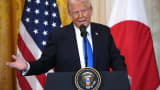 Yhdysvaltain presidentti Donald Trump puhuu yhteisessä lehdistötilaisuudessa Japanin pääministerin Shigeru Ishiban kanssa Valkoisen talon itähuoneessa 7. helmikuuta 2025 Washington DC: ssä.