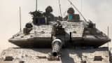 Israelin armeijan sotilaat ratsastavat Merkava -taistelusäiliön tornissa.