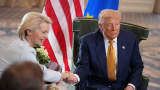 Yhdysvaltain presidentti Donald Trump näkee käsiä Euroopan komission Ursula von der Leyenin presidentin kanssa ilmoittaessaan kauppasopimuksen EU: n kanssa Trump Turnberry Golf Clubissa 27. heinäkuuta 2025 Turnberry, Skotlannissa. MEILLE