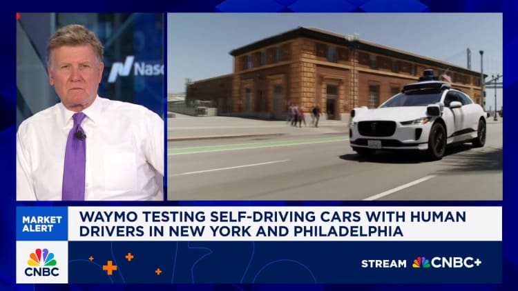 Waymo alkaa testata itse ajavia autoja ihmisen kuljettajien kanssa New Yorkissa ja Philadelphiassa