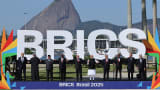 Rio de Janeiro, Brasilia - 6. heinäkuuta: Venäjän ulkoministeri Sergey Lavrov, Yhdistyneiden arabiemiirikuntien presidentti Sheikh Mohamed Bin Zayed al -Nahyan, Indonesian presidentti Prabowo Subianto, Etelä -Afrikan presidentti Cyril Ramaphosa, Brazilin presidentti Luiz Inacio Lula Da Silva, Intian pääministeri Narend Modia, Kiina QuIng Ministeri Abiy Ahmed, Egyptin pääministeri Mostafa Madboully ja Iranin ulkoministeri Abbas Araghchi poseeraavat perhevalokuvalle osana BRICS -huippukokousta 2025 Museu de Arte Modernassa 6. heinäkuuta 2025 Rio de Janeirossa, Brasiliassa.