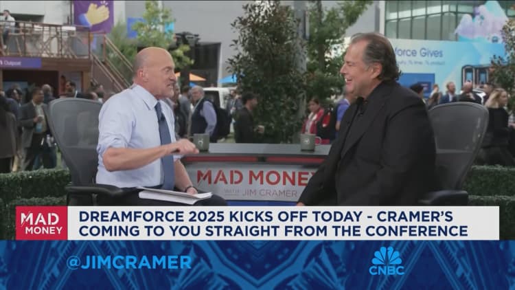 Salesforcen toimitusjohtaja Marc Benioff istuu Jim Cramerin kanssa Dreamforce 2025 -tapahtumassa