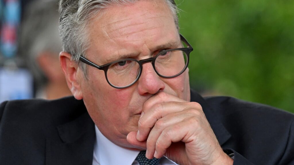 Hait kiertävät Yhdistyneen kuningaskunnan pääministeri Keir Starmeria, jonka johto on haavoittuvainen