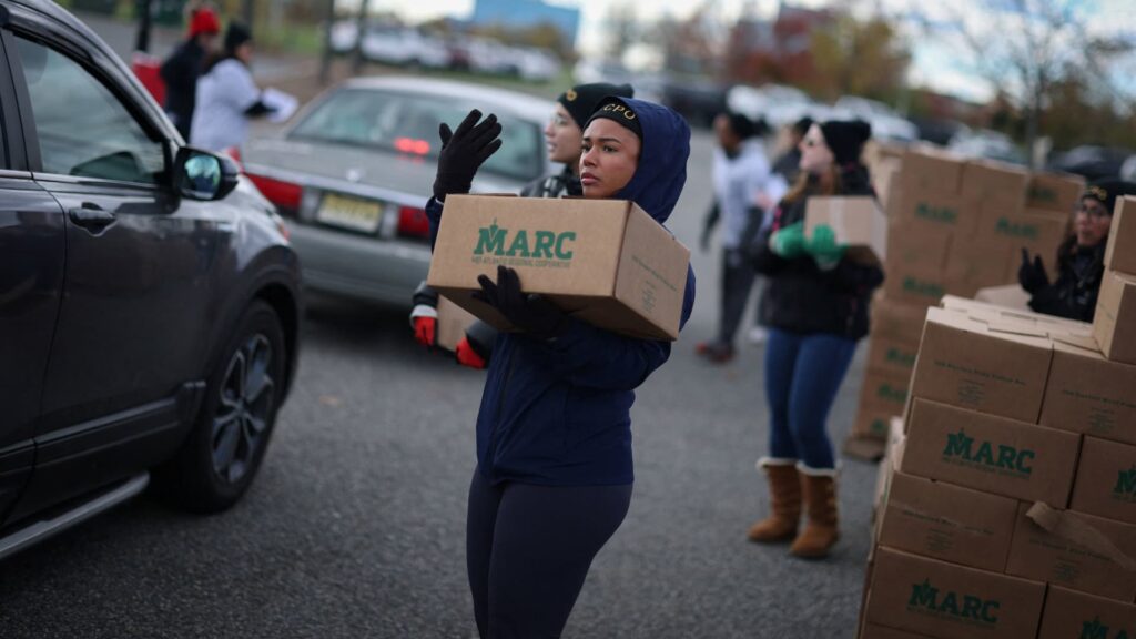 Kuluttajien mieliala lähestyy kaikkien aikojen alhaisimmillaan, kun huolet lisääntyvät sulkemisen vuoksi