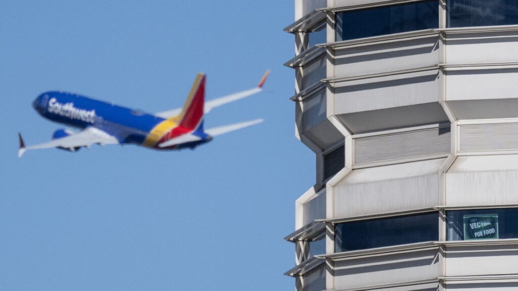 Lentoyhtiöt varoittavat lentojen peruutuksia jatkuvasta sammuttamisen jälkeenkin