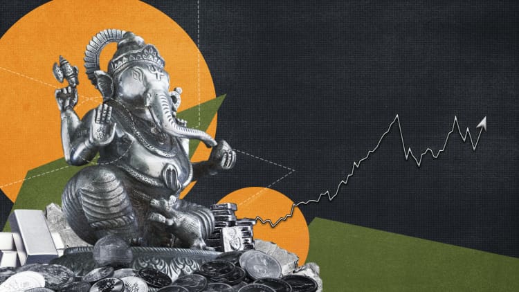 Miksi hopean hinta nousee