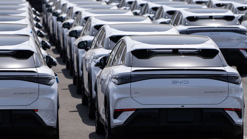 Kiinan BYD ohittaa Teslan maailman suurimmaksi sähköautojen myyjäksi ensimmäistä kertaa