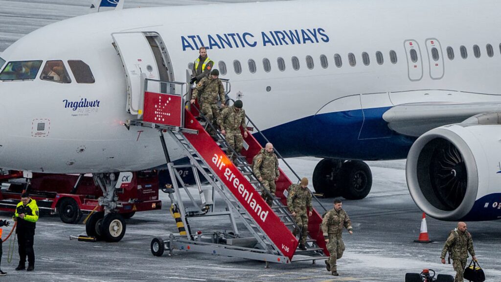 Trump kohautti olkapäitään EU:n takaiskusta, kun Tanska lähettää joukkoja Grönlantiin