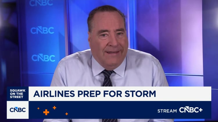 Lentoyhtiöt peruvat satoja lentoja massiivisen talvimyrskyn pyyhkäiseessä ympäri Yhdysvaltoja