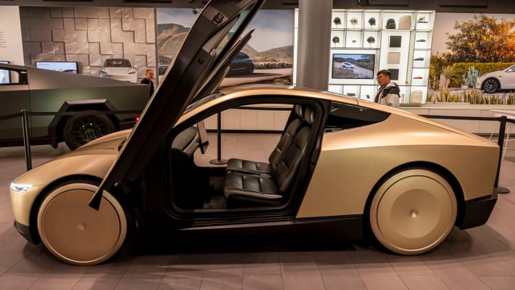 Miksi sijoittajat ovat eri mieltä Teslan siirtymisestä robotteihin ja itseohjautuviin autoihin