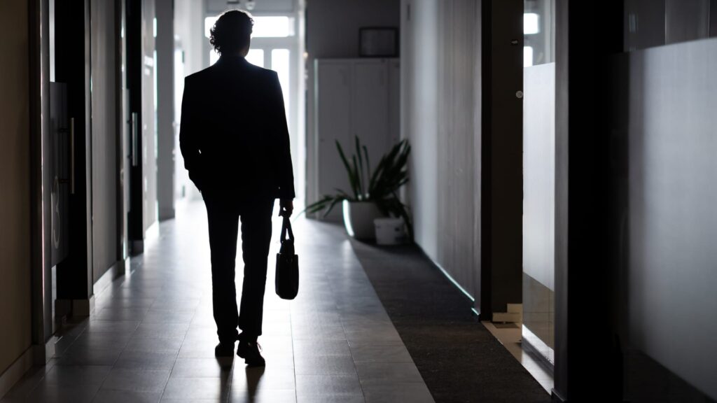 Tekoälyn uhan kasvaessa eniten ansaitsevat pelkäävät enemmän työllistymisensä puolesta kuin alemman tulotason