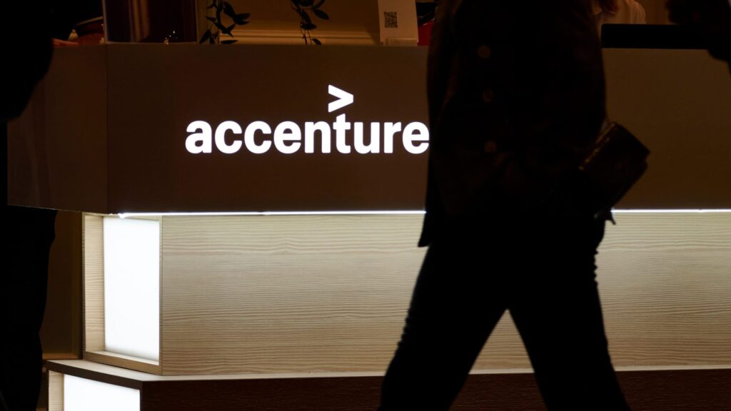 Accenture kehottaa ylempää henkilökuntaa käyttämään tekoälyä tai häviämään ylennyksistä