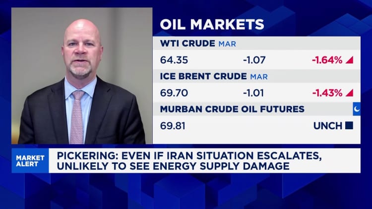 Yhdysvaltojen ja Iranin välisten jännitteiden kärjistyminen voi nostaa öljyn markkinahinnat kolminumeroisiksi, asiantuntija sanoo