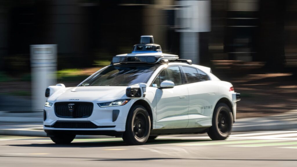 Waymo maksaa DoorDash-keikkatyöntekijöille robotaksin ovien sulkemisesta