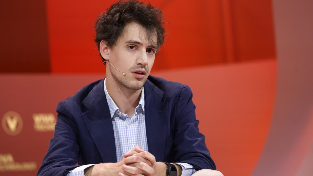 Mistral varmistaa 830 miljoonan dollarin velkarahoituksen tekoälyn palvelinkeskuksen rahoittamiseksi