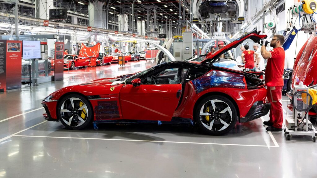 Miksi Ferrari lyö edelleen vetoa sähköautoistaan huolimatta Lamborghinin takaiskusta