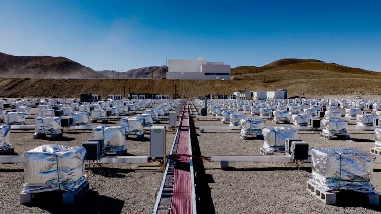 Miksi autonvalmistajat investoivat voimakkaasti energian varastointiin