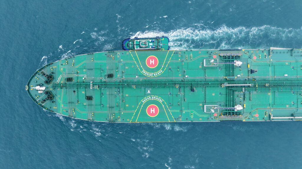 Öljyn supertankkereiden hinnat nousevat, kun vakuutuksenantajat luopuvat sodan riskeistä