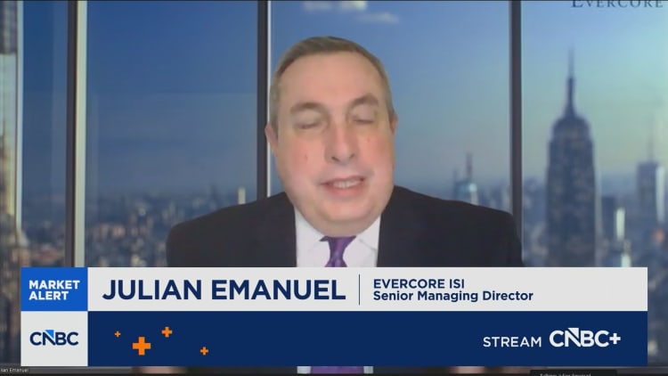 Julian Emanuel: Kaasu, joka lähestyy 4 dollaria gallonalta, on taloudellinen käännekohta