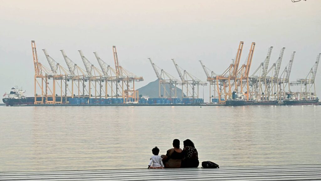 Arabiemiirikuntien Fujairah osui aiheuttaen suuren tulipalon keskeisessä öljykaupan solmukohdassa