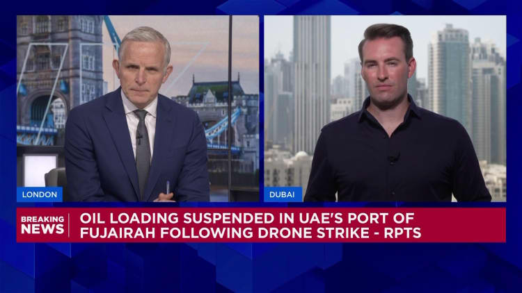 Droonilakko aiheuttaa tulipalon Arabiemiirikuntien Fujairahin öljykaupan keskuskeskuksessa