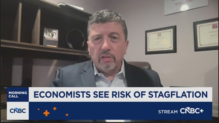 Markkinat kohtaavat öljysokkeja, nousevia korkoja ja taantuman pelkoja