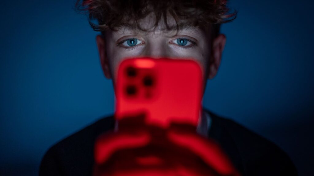 Iso-Britannia kokeilee sosiaalisen median kieltoa satoihin teini-ikäisiin