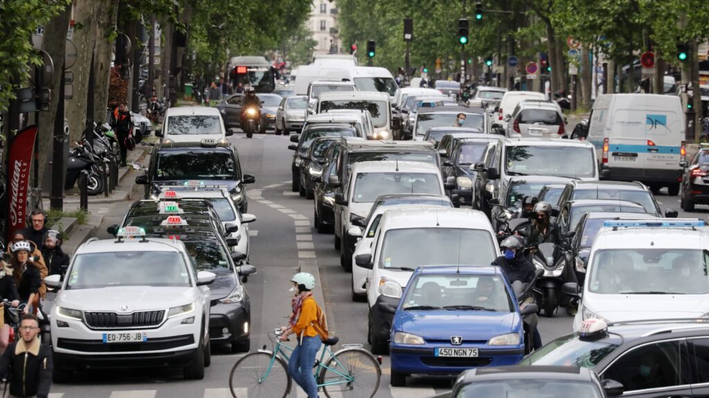 Voiko puolustus pelastaa Euroopan ongelmallisen autoteollisuuden?