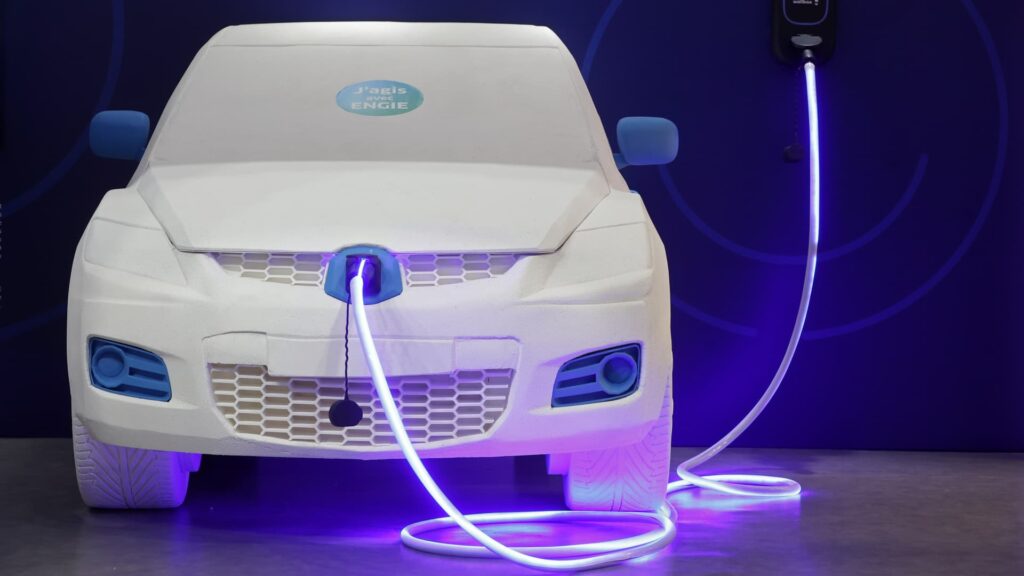 Iranin sota lisäsi sähköautojen kysyntää maiden siirtyessä pois öljystä