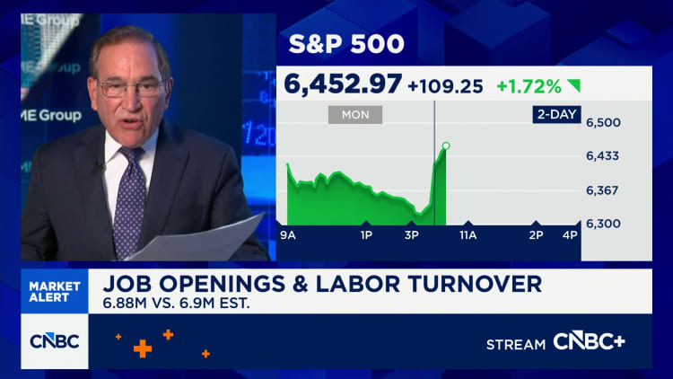Kuluttajien luottamus näyttää paranevan; Avointen työpaikkojen määrä ja työllisyys vähenivät