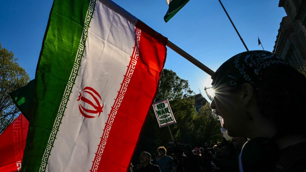 Yhdysvallat ja Iran sopivat ehdollisesta tulitauosta. Mitä nyt tapahtuu?