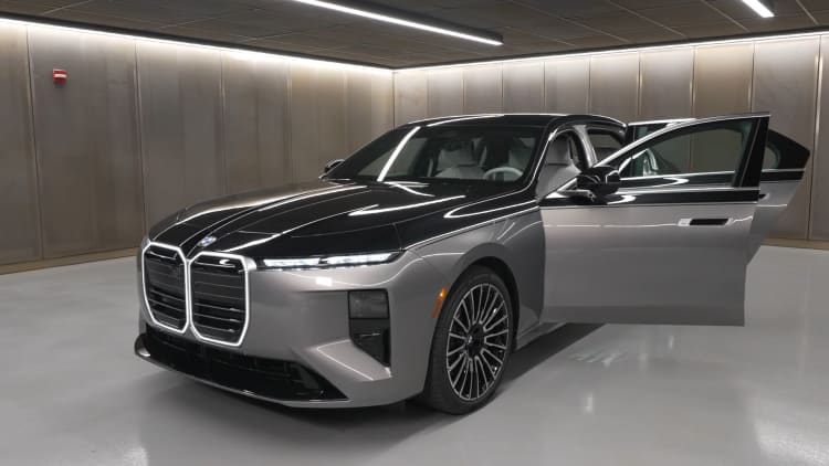 Kilpailijoiden vetäytyessä BMW kaksinkertaistaa lippulaivasedaninsa