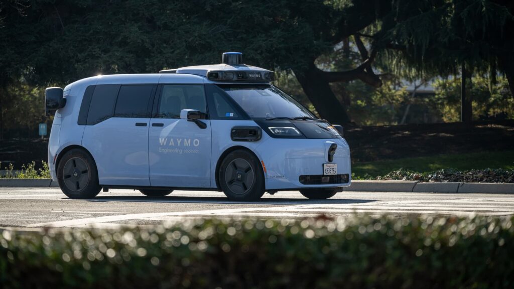 Waymo avaa Ojai-robottaksin joillekin matkustajille tavoitteenaan vähentää laivaston kustannuksia